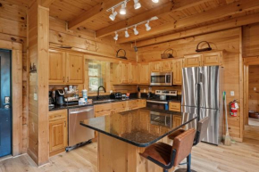 Mountain view 5 bdrm Gatlinburg Cabin near downtown Arts